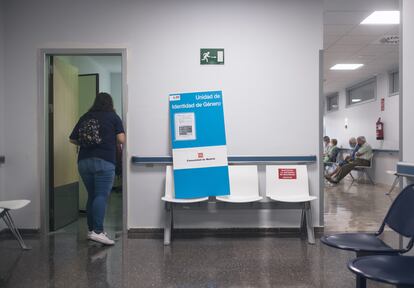 Una persona entra en la Unidad de Identidad de Género del Hospital Ramón y Cajal de Madrid.