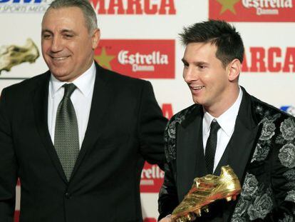Messi recoge la Bota de Oro junto a Stoichkov.