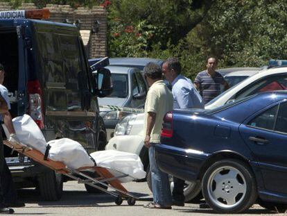 Empleados del servicio judicial en presencia de la Guardia Civil retiran el cuerpo de la joven apu&ntilde;alada en el Camino del Olivar de Chipiona (C&aacute;diz).