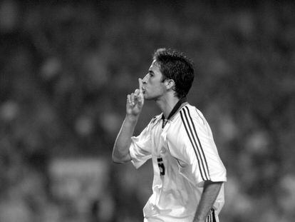 Ra&uacute;l calla al Camp Nou tras marcar el gol del 2-2, el 13 de octubre de 1999   