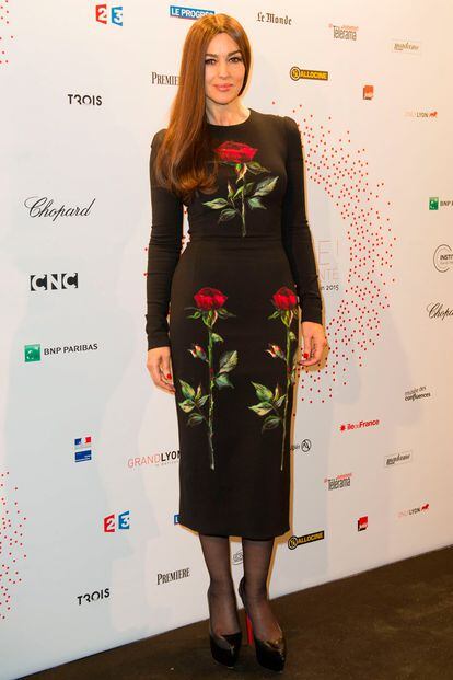 Monica Bellucci asistió a una exposición en el Grand Palais de París con este vestido negro con estampado de flores. La modelo está estupenda a sus 50 años aunque el diseño no sea demasiado favorecedor.