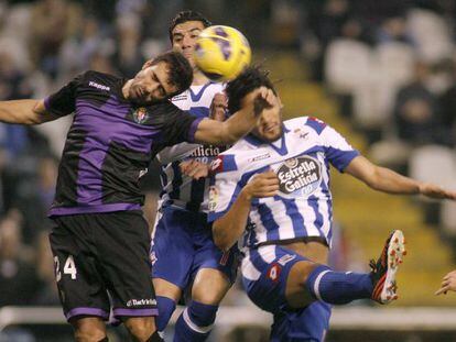 Balenziaga despeja el balón ante Riki y Abel Aguilar