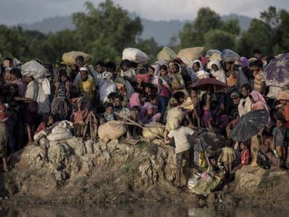 Refugiados rohingya esperan para cruzar el río Naf, que hace frontera entre Myanmar y Bangladés, el pasado 9 de octubre.