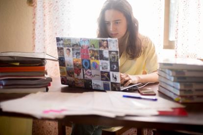 Una estudiante desarrolla sus tareas académicas 'online', la pasada semana en Madrid.