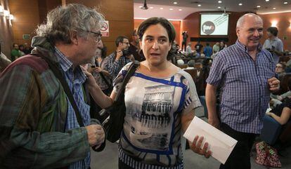 Ada Colau, (c) y Llu&iacute;s Rabell (d) en la asamblea de la FAVB de 2015.