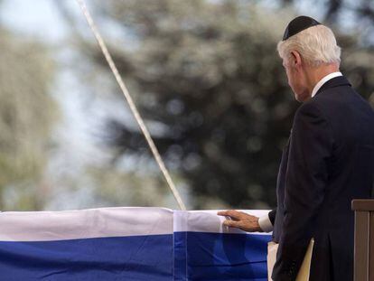 El expresidente estadounidense Bill Clinton presenta sus respetos ante el f&eacute;retro del expresidente israel&iacute; y premio Nobel de la Paz, Sim&oacute;n Peres.