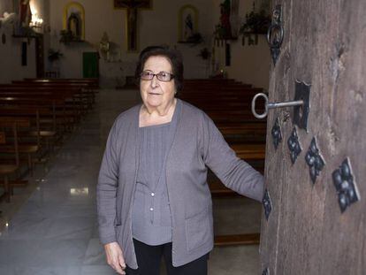 Angelina Córdoba abre la puerta de la iglesia de Corumbela (Málaga).