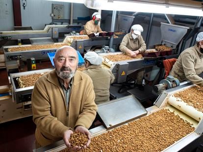 Francisco Morales posa en la fábrica de Zamoranos donde se tratan las almendras.