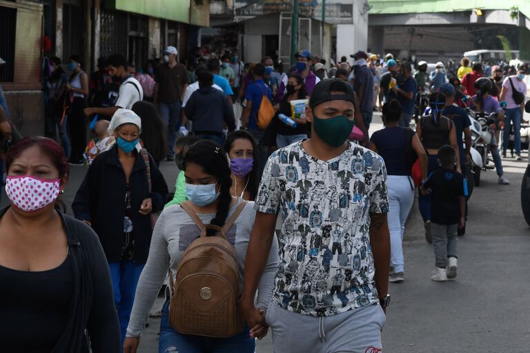 Venezolanos en el barrio de Petare, en el área metropolitana de Caracas.