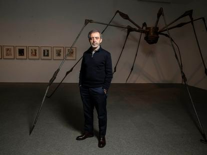 Manuel Borja-Villel, director del Reina Sofía, este viernes ante la pieza de Louise Bourgeois que se incluirá en la reordenación.