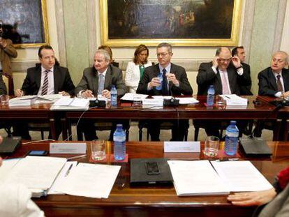 El ministro Gallard&oacute;n, en el centro, al inicio de la reuni&oacute;n con consejeros de Justicia de 12 comunidades, ayer en Madrid. 