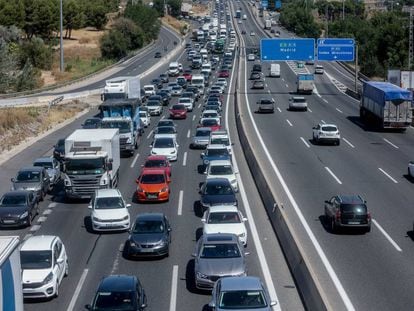 Vehículos circulan por la A4 de Madrid.