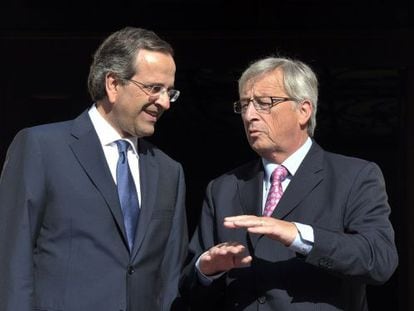 El primer ministro griego, Antonis Samar&aacute;s, con el presidente del Eurogrupo, Jean-Claude Juncker