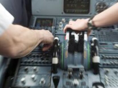 Pilotos en la cabina de un avi&oacute;n.