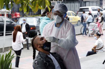Personal médico hace pruebas de la covid-19, en Bogotá.