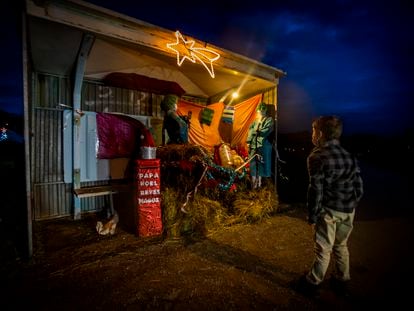 Representación navideña con figuras de sanitarios y una vacuna en el pesebre en una parada de autobús en Adragonte (Casal, Paderne, A Coruña).