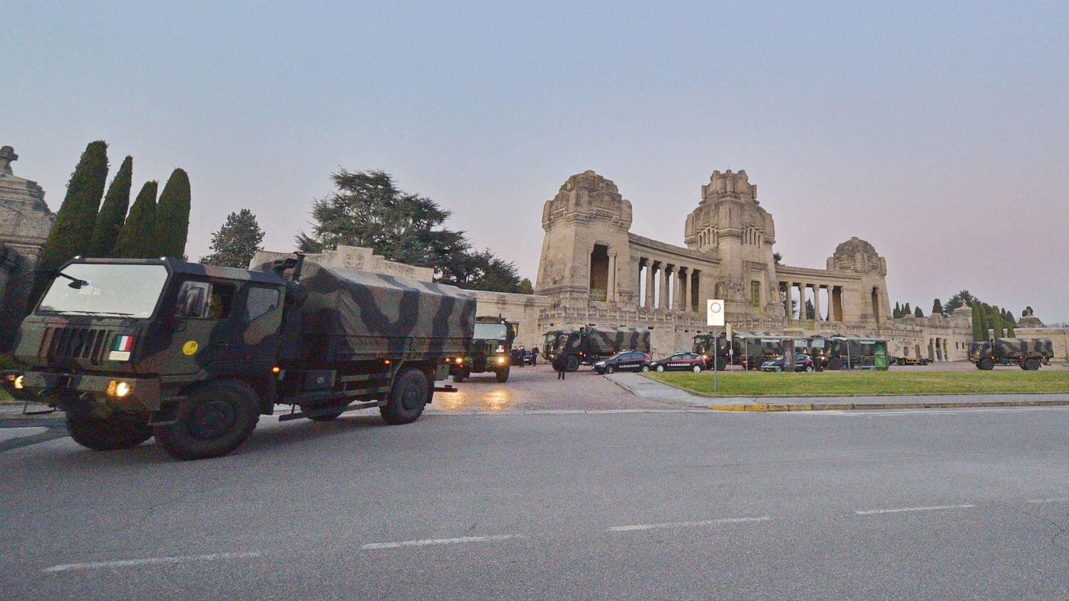 Militares trasladan ataúdes de víctimas del coronavirus en  Bérgamo. 