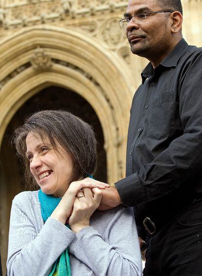 Debbie Purdy y su marido Omar, frente a la Cámara de los Lores en Londres