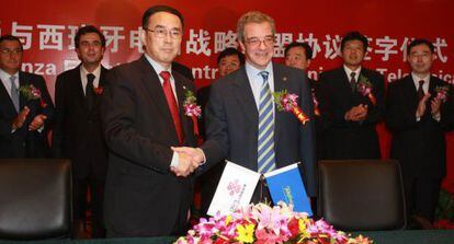 El presidente de China Unicom, Chang Xiaobing, estrecha la mano del de Telef&oacute;nica, C&eacute;sar Alierta.