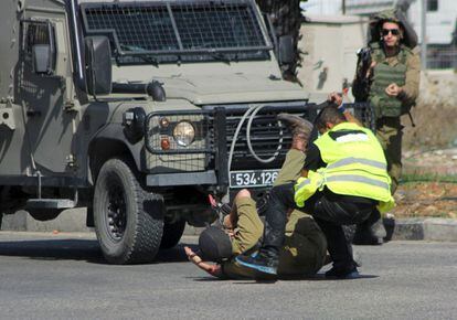 El ataque del palestino que fingía ser reportero, se ha producido cerca de Hebrón, en la parte sur de los territorios ocupados. El palestino hirió al soldado con un cuchillo, y después fue tiroteado.