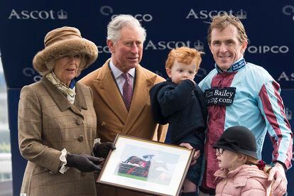 El príncipe de Gales y la duquesa de Cornualles posan junto al legendario jockey Tony McCoy y sus hijos en la última carrera de este en Ascot en 2015.