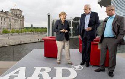 La canciller alemana, Angela Merkel, afirmó hoy haber "hecho mucho" a favor de la estabilización del euro en la presente legislatura y citó como ejemplo las garantías de crédito firmados con España y Portugal, a la espera de otro programa similar con Grecia.