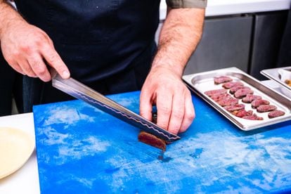 El cuchillo que usa para cortar las huevas de merluza que emplea en uno de sus platos "cuesta 450" euros, reconoce.