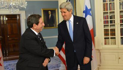 El canciller panameño, Fernando Núñez Fábrega, y su homólogo de EE UU, John Kerry.