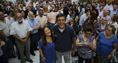 Eduardo Madina junto a Ver&oacute;nica P&eacute;rez, en un acto con militantes en Sevilla.