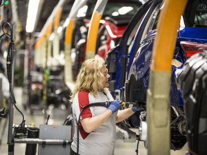 Una mujer trabaja en una de las líneas de montaje de la fábrica de Seat Martorell.