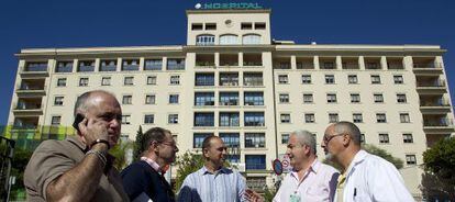 Participantes en la protesta de trabajadores del Hospital Carlos Haya de M&aacute;laga, ayer a la puerta del centro. 