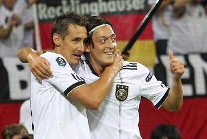 Özil celebra con Klose su segundo gol.