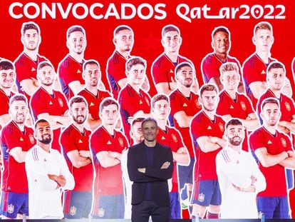 Luis Enrique, con las imágenes de los jugadores convocados para el Mundial de Qatar 2022, este viernes en la Ciudad del Fútbol en Las Rozas.