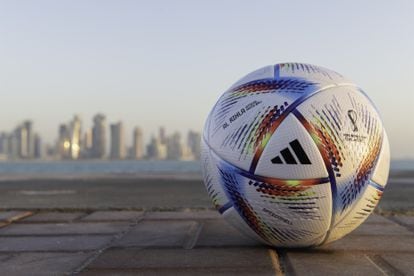 Balón de Adidas 'Al Rihla' para el Mundial Qatar 2022.