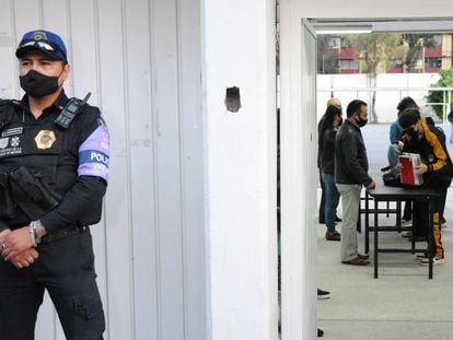 Autoridades y personal educativo realizan una inspección a las mochilas de los alumnos en la escuela secundaria Nabor Carrillo, en Ciudad de México, este lunes.