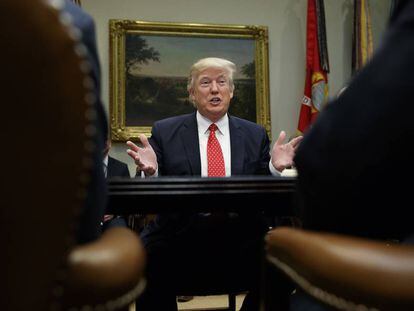 Donald Trump durante una reuni&oacute;n en la Casa Blanca