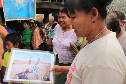 Ma Wa sostiene la foto del asesinato de Daw Khin Win durante una protesta contra el Gobierno. 