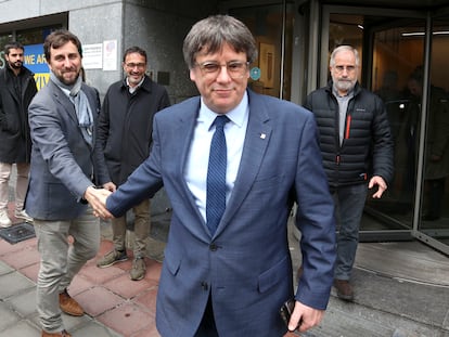 Carles Puigdemont saluda al eurodiputado Toni Comín, tras su conferencia en Bruselas, este jueves.