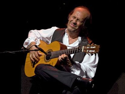 Paco de Luc&iacute;a, durante un concierto en Madrid en junio de 2010