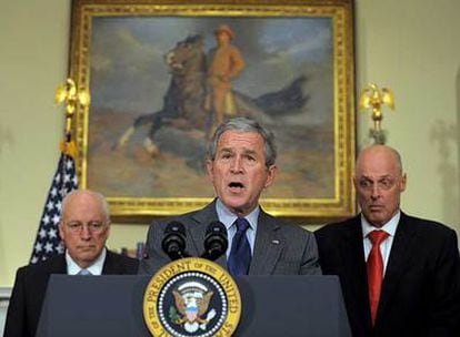 George W. Bush anuncia el plan escoltado por el vicepresidente Dick Cheney (a la izquierda) y el secretario del Tesoro, Henry Paulson.