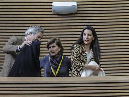 La portavoz de VOX en la Asamblea de Madrid, Rocío Monasterio (dech), al finalizar la concentración de tres minutos de silencio a las puertas de Les Corts Valencianes, para condenar el último asesinato machista en Moraira (Valencia), en Valencia (España), el miércoles.