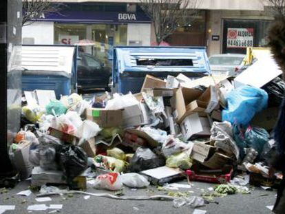 Acumulaci&oacute;n de basuras en una calle de Las Arenas debido a la huelga. 