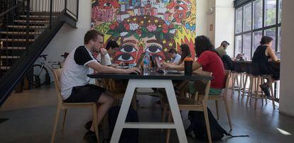 Varios emprendedores trabajan en el Campus Google de Madrid.