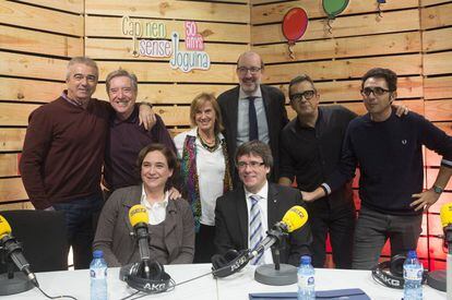 Ada Colau y Carles Puigdemont, ayer en el programa solidario de Ràdio Barcelona.