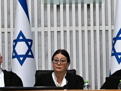 La presidenta del Tribunal Supremo israelí, Esther Hayut, en el centro, durante la audiencia, este martes en Jerusalén.
