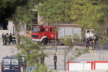 Bomberos y policías en el aparcamiento del estadio de la Peineta tras el atentado.