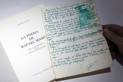 Portada del libro requisado a Lluís Maria de Puig y la hoja arrancada del mismo en las horas finales del golpe.