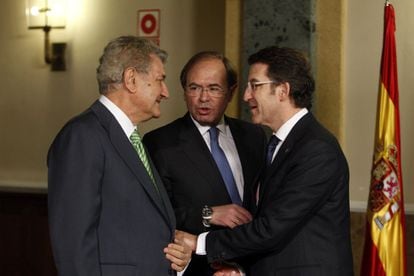 El presidente del Congreso, Jesus Posada, saluda al presidente de la Xunta, Alberto Núñez Feijóo, en presencia del presidente del Senado, Pío García-Escudero.