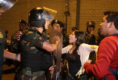 Una mujer increpa a un agente de policía frente al hospital Centerio donde se encuentra ingresado el expresidente.