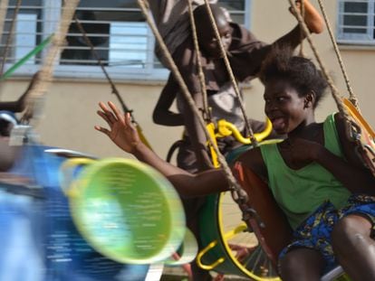 Una niña sierraleonesa disfruta del carrusel en Freetown, Sierra Leona.